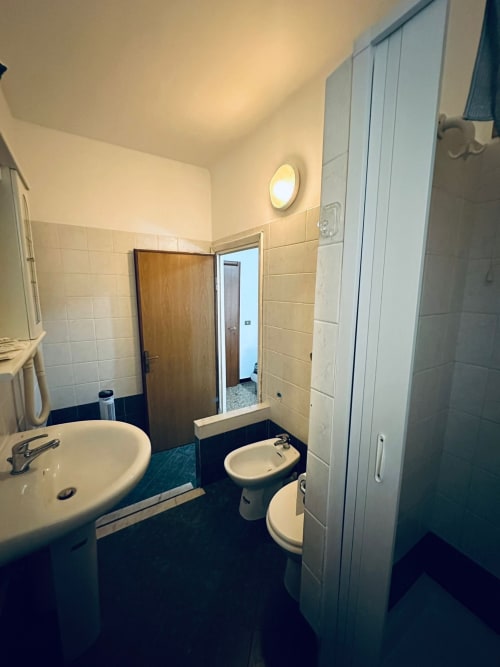 Bagno della Vecchie Mura B&B a Varazze con lavandino, bidet, WC e box doccia