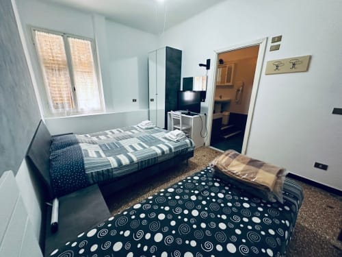 Camera accogliente al Vecchie Mura B&B di Varazze con due letti, bagno privato e vista sul giardino