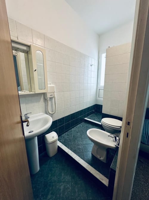 Bagno del Vecchie Mura B&B Varazze con lavandino, WC, bidet e pareti piastrellate