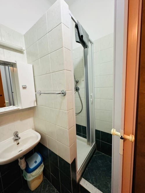 Bagno moderno nella guest house Vecchie Mura di Varazze, con box doccia in vetro e pareti piastrellate