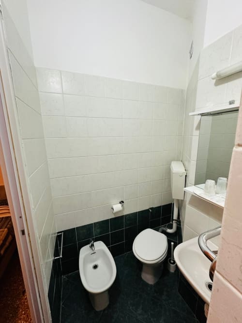 Bagno della Vecchie Mura B&B a Varazze con bidet, WC e lavabo