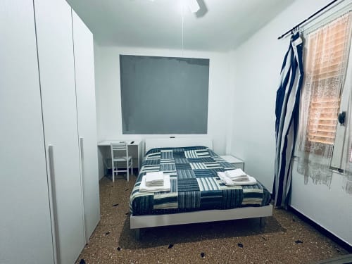 Piccola camera da letto alla locanda Vecchie Mura di Varazze con letto, scrivania, armadio e finestra