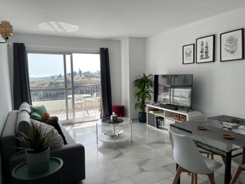 Moderno apartamento en Mijas con vista al mar, sala amueblada, balcón, TV y paisaje costero