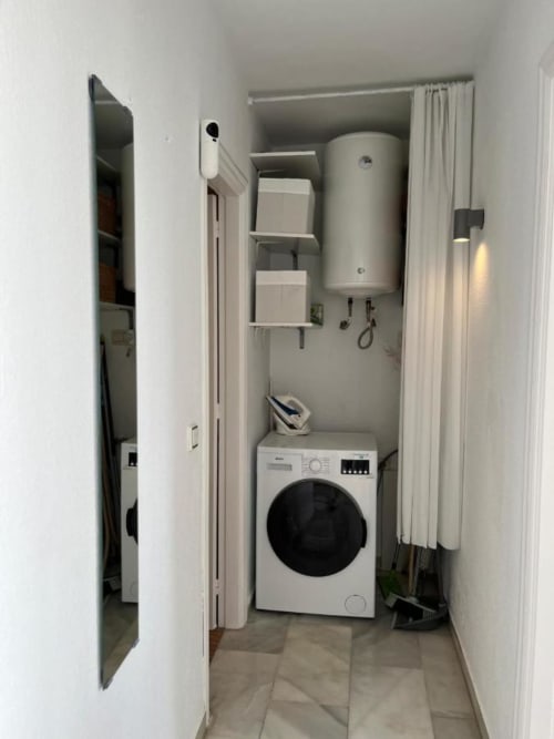 Cuarto de servicio compacto en Kandy Apartment, Mijas con lavadora, calentador de agua y estantes de pared