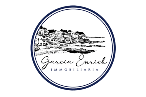 Logo Garcia Enrich Immobiliaria amb esbós del poble costaner de Palafrugell, gestió immobiliària de Catalunya