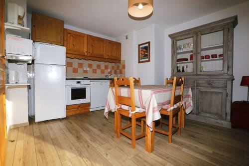 "Cuisine moderne et entièrement équipée de l'appartement 301 à Vars-les-Claux, avec électroménagers de qualité, idéale pour préparer des repas conviviaux après une journée sur les pistes de ski."