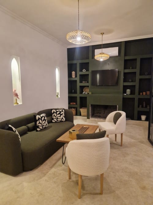 Salon avec sa cheminée et son confortable canapé d'un Riad privatisé