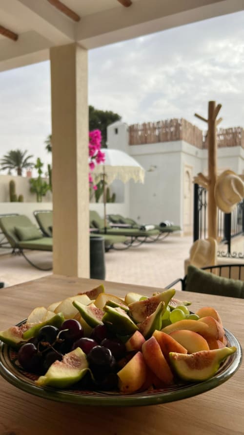 Coupe de fruits pour un petit déjeuner marocain dans un Riad privatisé