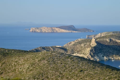 Costa rocosa mediterránea con aguas turquesas e islas cerca de Colonia de Sant Jordi, España