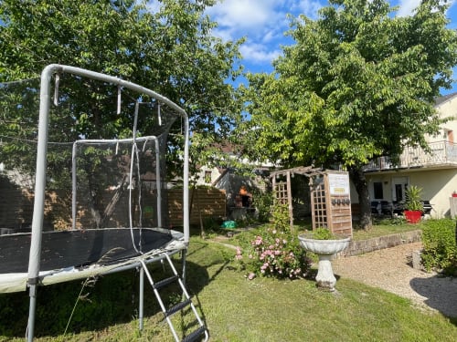 Gartentrampolin mit Sicherheitsnetz bei Gîtes des Trois Provinces in der Loire-Tal, Frankreich