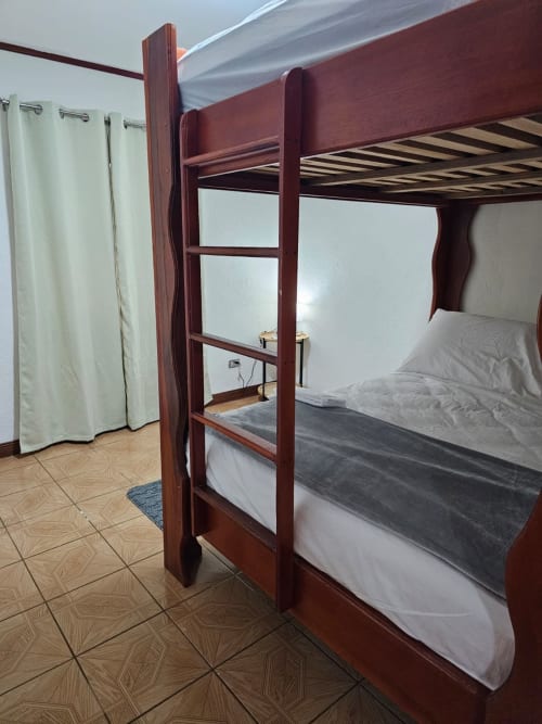 Nuestra habitación con litera matrimonial es la elección perfecta para familias o grupos de amigos que desean compartir un espacio cómodo y funcional durante su estancia en Casa Naboo. Diseñada pensando en la comodidad y el bienestar de nuestros huéspedes, esta habitación ofrece una solución práctica sin sacrificar el estilo ni el confort.