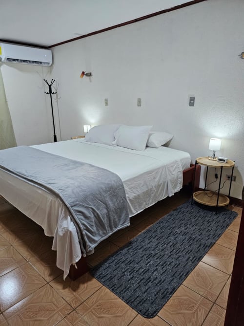 Nuestra habitación con cama king está diseñada para ofrecerle el máximo confort y una experiencia de descanso inigualable. Este acogedor espacio cuenta con una cama king-size de alta calidad, perfecta para un descanso reparador después de un día explorando Santa Cruz, Guanacaste. Disfrute de una cama amplia y cómoda, vestida con sábanas de algodón de alta calidad y almohadas suaves que garantizan un sueño profundo y reparador.