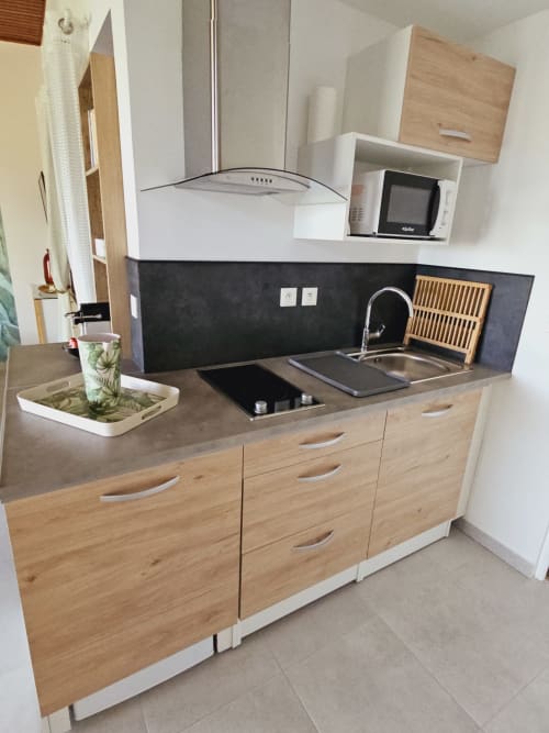 cuisine, frigo, micro-ondes, cafetière Nespresso, bouilloire