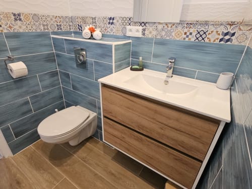 salle de bains colorée avec douche italienne
