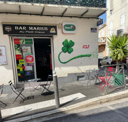 "Façade du Bar Marius, un lieu animé au cœur de Marseille, sur la rue François Barbini dans le 3ème arrondissement.""the breakfast"