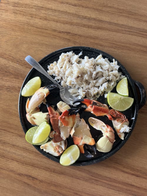 Tabla de mariscos en Casa Tuch B&B Mérida con cangrejo, camarones, ceviche, lima y pescado fresco