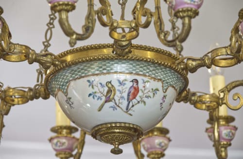 Lustre 12 branches en porcelaine et laiton dans le salon du Domaine des Thomins Maison d'hôte Cisai Saint-Aubin Hôtel Gacé