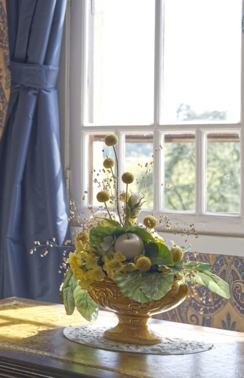 Décor fleuri sur table basse de la chambre bel-air du Domaine des Thomins Maison d'hôte Cisai Saint-Aubin Hôtel Gacé