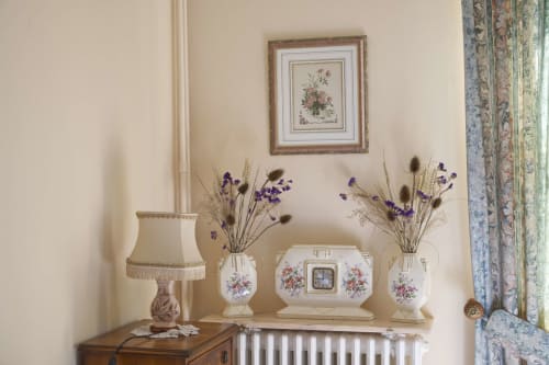 Décors fleuris sur marbre dessus de radiateur de la chambre Les Bellevues du Domaine des Thomins Maison d'hôte Cisai Saint-Aubin Hôtel Gacé
