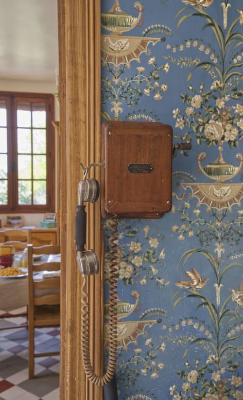 Téléphone mural du début 20ème au Domaine des Thomins Maison d'hôte Cisai Saint-Aubin Hôtel Gacé