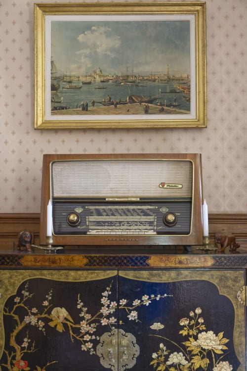 Poste de radio normende de 1954 au salon du Domaine des Thomins Maison d'hôte Cisai Saint-Aubin Hôtel Gacé