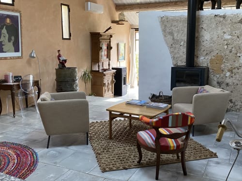 Spacieux salon de l'Apartment Éléphant au Mas du Fort, Gargas, avec fauteuils beige, table basse en bois et pierre