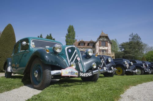 Les citroen traction des amis de la traction sur le jardin à la français deu Domaine des Thomins Maison d'hôte Cisai Saint-Aubin Hôtel Gacé