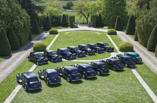 Vue aérienne Les citroen traction des amis de la traction sur le jardin à la français deu Domaine des Thomins Maison d'hôte Cisai Saint-Aubin Hôtel Gacé