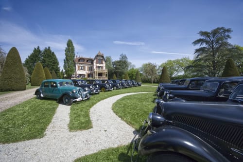 Les citroen traction des amis de la traction sur le jardin à la français deu Domaine des Thomins Maison d'hôte Cisai Saint-Aubin Hôtel Gacé