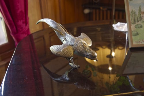 2ème oiseau d'acier sur le piano du salon au Domaine des Thomins Maison d'hôte Cisai Saint-Aubin Hôtel Gacé