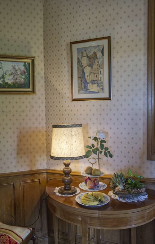 lampe et décoration sur la table demi-lune de la salle à manger au Domaine des Thomins Maison d'hôte Cisai Saint-Aubin Hôtel Gacé