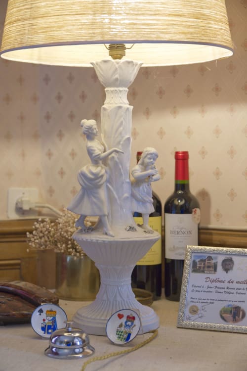 Zoom sur une lampe décorative de la salle à manger au Domaine des Thomins Maison d'hôte Cisai Saint-Aubin Hôtel Gacé