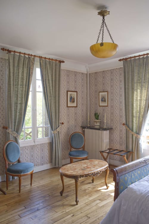 Lustre en patte de verre, table basse en marbre et bois sculpté, chaise ancienne, dans la chambre La Terrasse au Domaine des Thomins Maison d'hôte Cisai Saint-Aubin Hôtel Gacé
