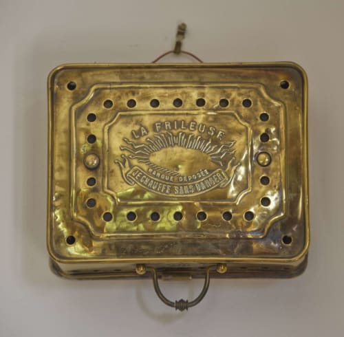 Ancienne chaufferette de la collection présentée dans la cuisine au Domaine des Thomins Maison d'hôte Cisai Saint-Aubin Hôtel Gacé