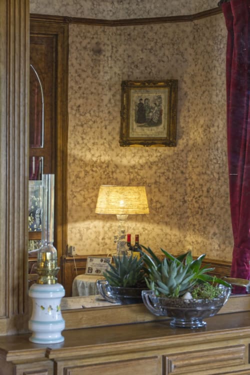 Miroir ancien & réflexion du mur opposé dans la salle à manger au Domaine des Thomins Maison d'hôte Cisai Saint-Aubin Hôtel Gacé