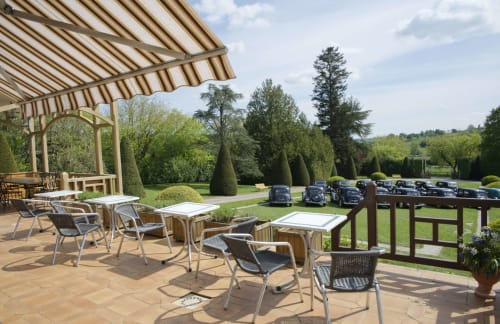 Terrasses supérieures et ancienne citroen traction au Domaine des Thomins Maison d'hôte Cisai Saint-Aubin Hôtel Gacé