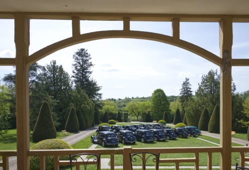Vue des citroen traction depuis la terrasse abritée au Domaine des Thomins Maison d'hôte Cisai Saint-Aubin Hôtel Gacé
