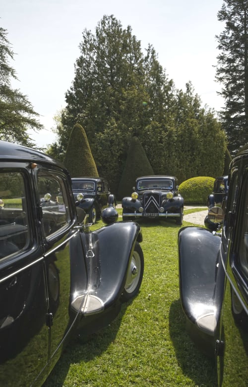 Entre citroen traction dans le parc du Domaine des Thomins Maison d'hôte Cisai Saint-Aubin Hôtel Gacé