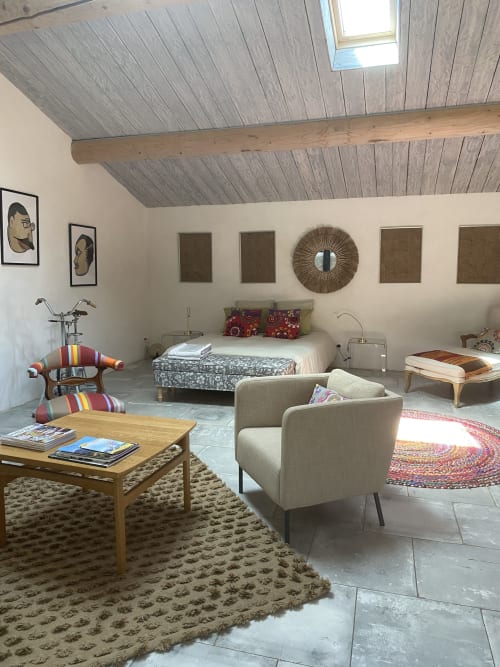 Spacious apartment at Le Mas du Fort avec plafond voûté en bois, salon, chambre et vue sur le jardin à Gargas