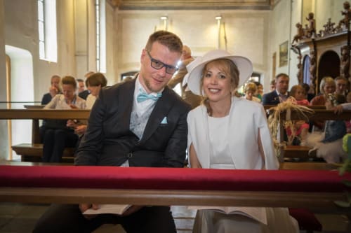 Coppia in abito da sposi formale all'altare della cappella, venue Al Dos Livigno