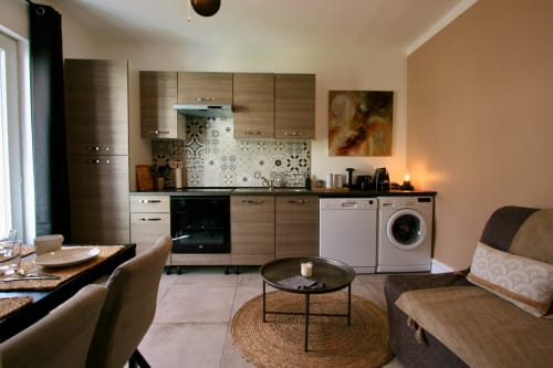 Studio moderne à Tiny Harmony à Venelles avec cuisine intégrée, séjour et lave-linge