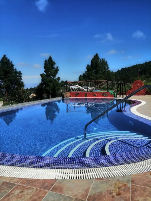 Luxury pool area at Casonas de Marengo, Icod de los Vinos, with blue water, loungers, and mountain views