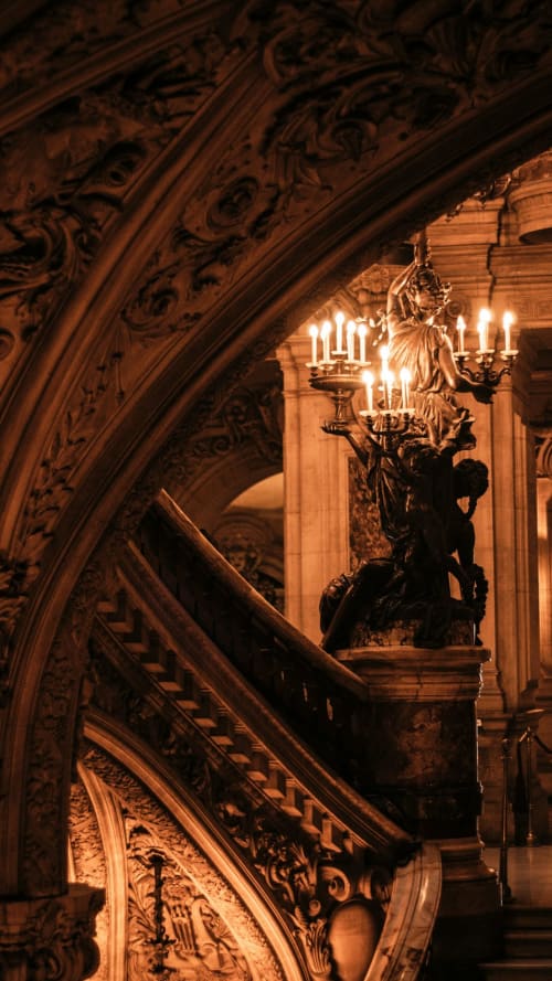 Escalier orné avec lustre baroque à l'hôtel Tiny Harmony de Venelles