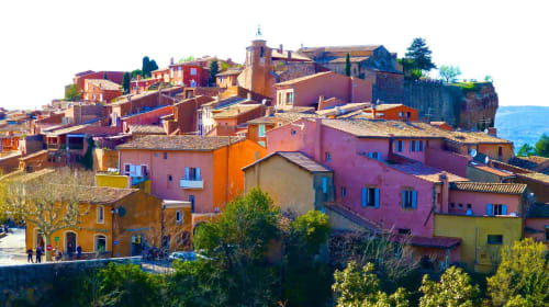 Le village coloré de Tiny Harmony à Venelles, France avec ses bâtiments en terre cuite dominant le paysage