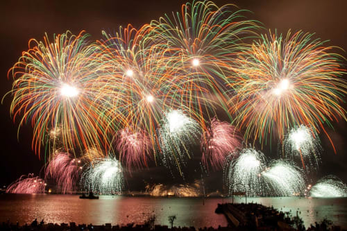 Feux d'artifice colorés éclatant au-dessus de la Méditerranée près de l'Hôtel De La Fontaine à Nice, France, la nuit