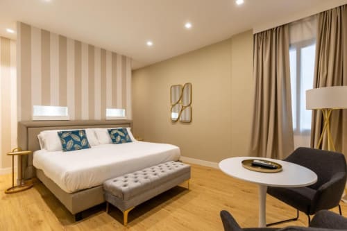 Camera moderna di Casa Lounge Istria B&B a Cagliari con letto, parete a righe e scrivania
