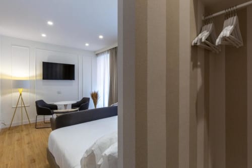 Camera moderna a Casa Lounge Istria B&B a Cagliari con letto, zona living, TV e guardaroba