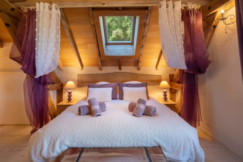 Brume de Sable slaapkamer in Domaine De Campagnac B&B in Carsac-Aillac met dakraam, houten bed, luxe linnen en bordeauxrood