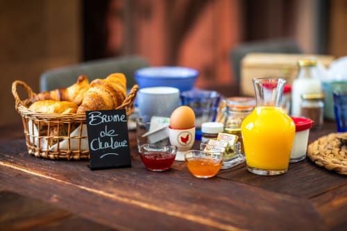 Brume de Chaleur ontbijt op Domaine De Campagnac met croissants, vers ei, sinaasappelsap en jam bij Frans B&B