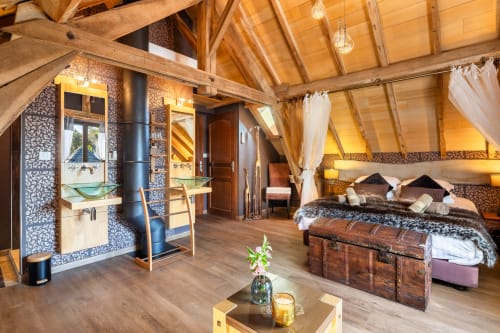 Luxe loftslaapkamer in Domaine De Campagnac met houten balken, moderne voorzieningen en en-suite badkamer in Carsac-Aillac.